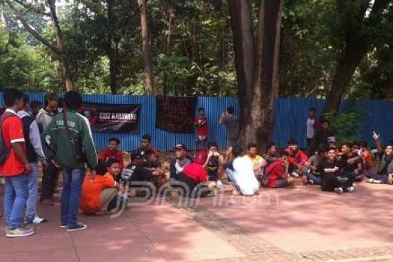 Ketum Jakmania Nonton Laga Persib v Sriwijaya FC - JPNN.COM