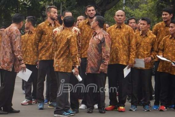 Lihat Nih... Gagahnya Pemain Persib Pakai Batik ke Istana - JPNN.COM