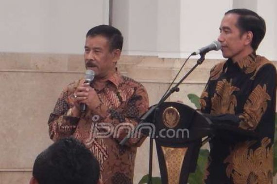 Begini Nyanyian Kode Ala Manajer Persib Pada Jokowi - JPNN.COM