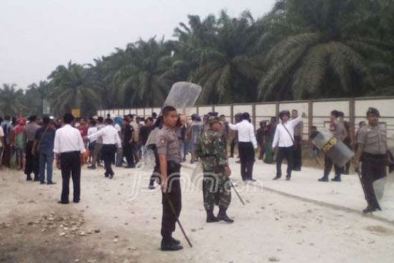 Waduh, Dua Serikat Buruh Bentrok, Perang Batu, Kepala Kapolsek Bocor - JPNN.COM