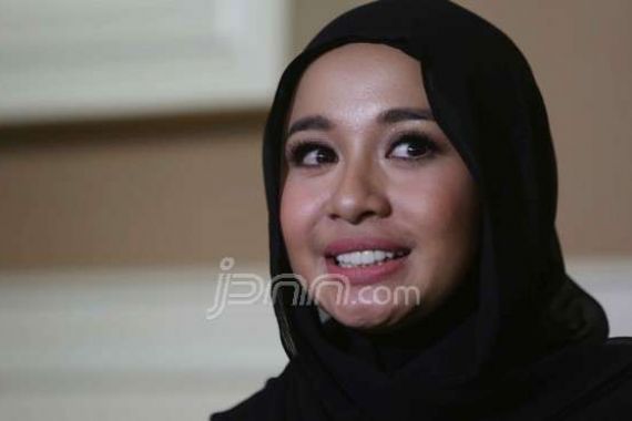 Melepas Hijab demi Film? Laudya Cynthia Bella Menangis - JPNN.COM