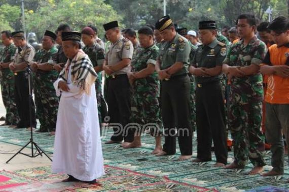 Lihatlah, Ratusan Tentara Salat Istisqa - JPNN.COM