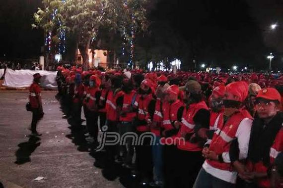 Demo di Depan Istana: Polisi Pakai Gas Air Mata, Demonstran Cuma Modal Odol - JPNN.COM