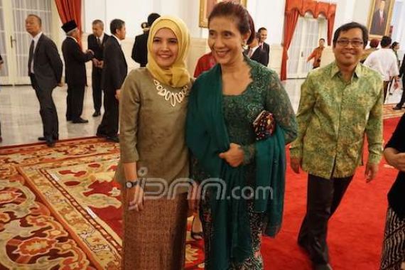 Cantik Pakai Kebaya Hijau, Menteri Susi jadi Rebutan di Istana - JPNN.COM