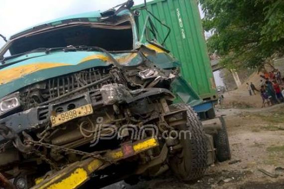 Bus Turunkan Penumpang di Tol, Fatal Akibatnya...Brakkk - JPNN.COM