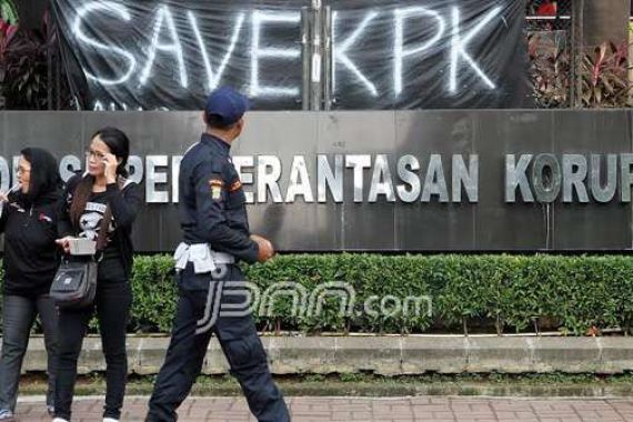 Diberondong Wartawan, Jadinya Lupa Gerbang KPK - JPNN.COM