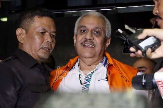 Dipapah, Ketua DPRD Sumut Masuk Mobil Tahanan KPK - JPNN.COM