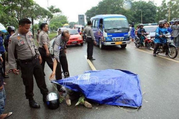 Pengendara Motor Jatuh Terpeleset Lalu Disambar Lori, Innalillahi... - JPNN.COM