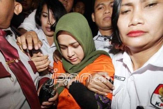 Bini Muda Gatot Sudutkan OC Kaligis - JPNN.COM