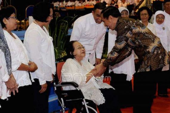 Mengharukan, Pertemuan Jokowi dan Gurunya Saat SMP dan SMA - JPNN.COM