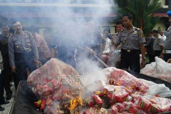 Camilan Anak-anak Berbahan Bumbu Dapur Dibakar Polisi - JPNN.COM