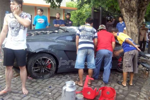 Lihat Nih! Pengemudi Lamborghini Maut "Asyik" Telepon Usai Tabrak Penjual STMJ - JPNN.COM