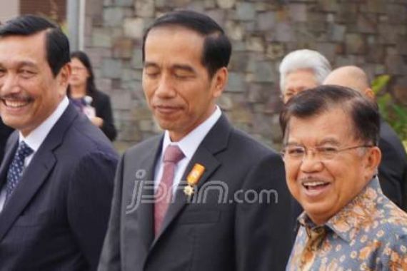 Jokowi Tampak Sedih, JK dan Luhut Malah Tertawa, Ada Apa? - JPNN.COM