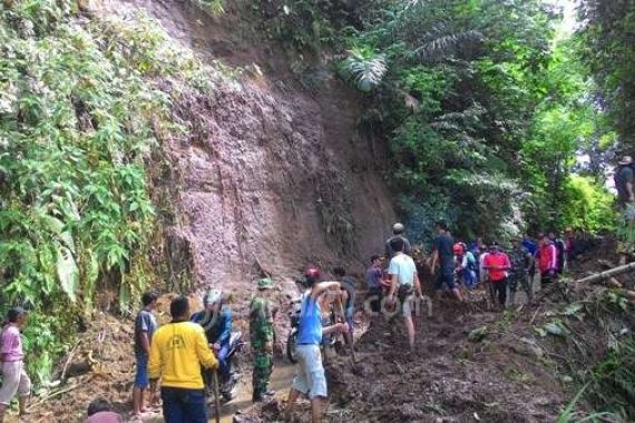 Hampir Seluruh Kecamatan Kena, Warga di Perbukitan Harus Waspada - JPNN.COM