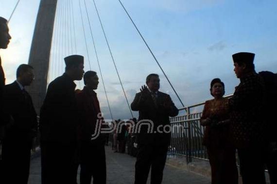 SBY Datang, Warga Rebutan Selfie - JPNN.COM