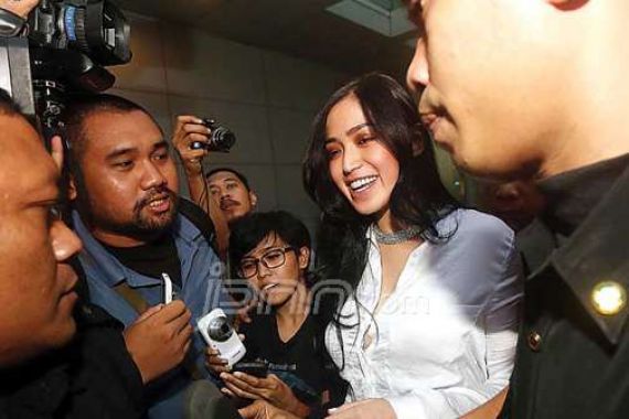Wouw...Jessica Iskandar Suka Mandi Bareng, Sama Siapa Ya? - JPNN.COM