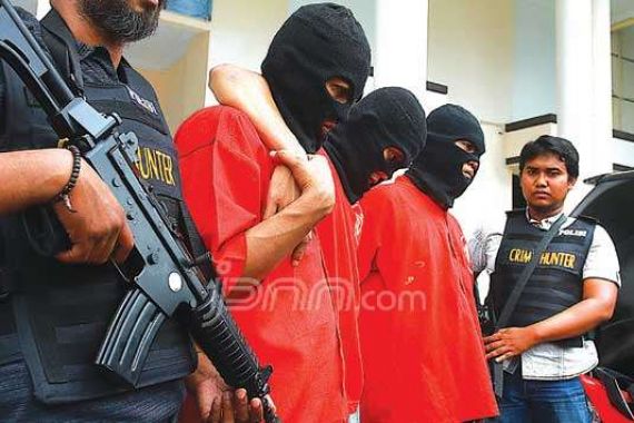 PNS dan Komplotannya Dibekuk Polisi - JPNN.COM