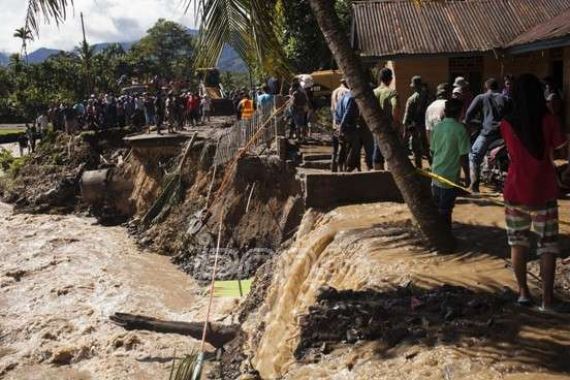 Banjir Bandang, 10 Rumah Warga Hanyut - JPNN.COM