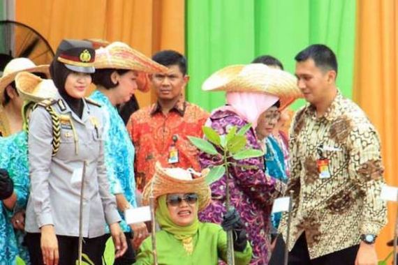 Peringati Hari Ibu, Istri Wapres Tanam Mangrove di Batam - JPNN.COM