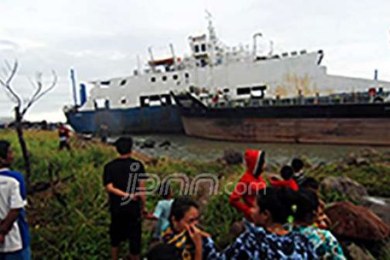 Dihantam Ombak Ganas, Dua Kapal Beradu di Laut Merak - JPNN.COM