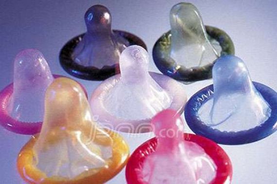 Satpol PP Awasi Ketat Peredaran Kondom di Malam Tahun Baru...Urusannya Apa? - JPNN.COM
