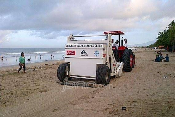 Sampah Berserakan, Pantai Ini Tetap Jadi Favorit Wisatawan Bule - JPNN.COM