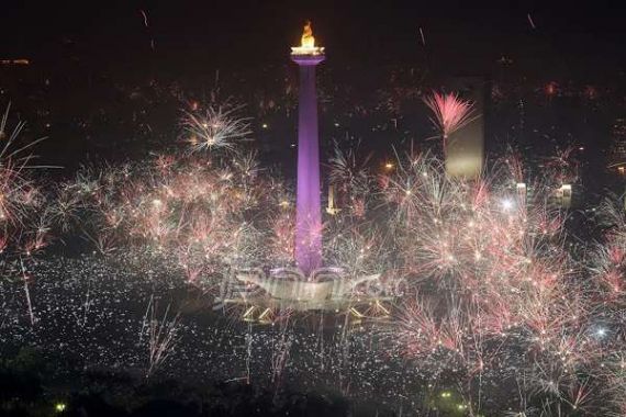 Monas Tetap Meriah Sambut Tahun Baru - JPNN.COM
