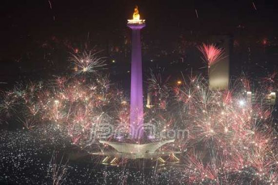 Usai Pesta Kembang Api, Jakarta Diguyur Hujan - JPNN.COM