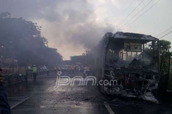 Bus Tiba-tiba Terbakar di Tengah Jalan Tol - JPNN.COM