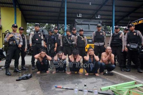 Astaga! Anggota Polisi Babak Belur Dikeroyok Belasan Supir - JPNN.COM