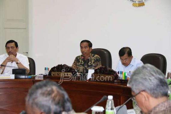 Dalam Rapat Terbatas, Jokowi Ingatkan Rini agar Berhati-hati - JPNN.COM