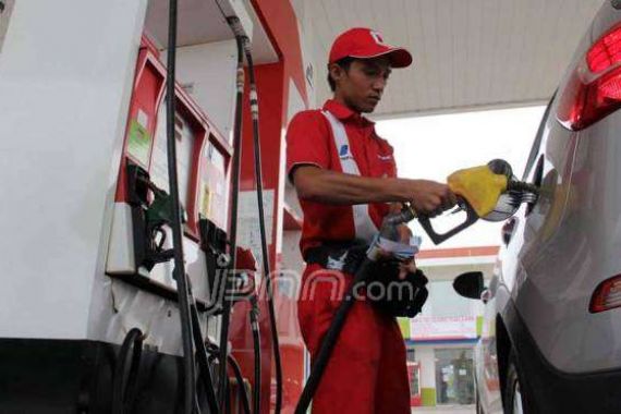 Pukul 00:00, Harga Premium Resmi Turun, Luar Jamali Lebih Murah - JPNN.COM