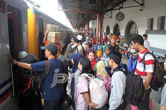 Kisah Penumpang Commuterline Melahirkan di Tengah Sibuknya Stasiun Manggarai - JPNN.COM