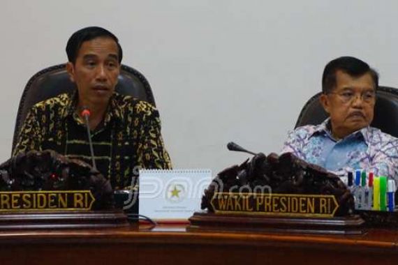 LIHAT NIH: Setelah Batik, Kini Pak Jokowi Kenakan Kemeja Motif Khas NTT - JPNN.COM