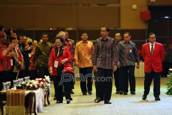 Loh, Jokowi Tak Pakai Baju Merah di Rakernas PDIP, Kenapa? - JPNN.COM