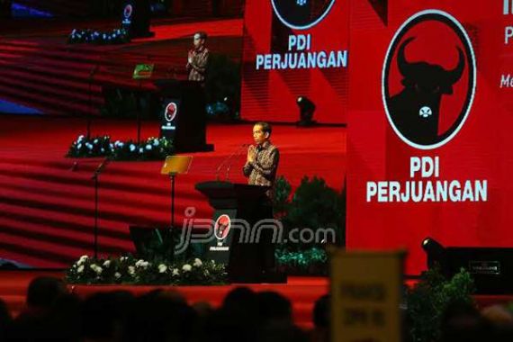 Jokowi..Pagi Pakai Baju Batik, Sore Kenakan Baju Merah - JPNN.COM