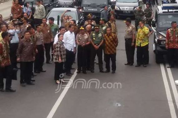 Pulang dari Cirebon, Jokowi Datangi Lokasi Serangan Teror - JPNN.COM