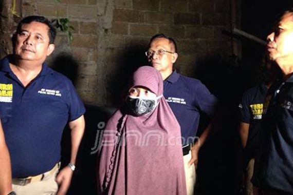 Eh...Barang Pribadi Milik Istri Terduga Teror Jakarta Disita Polisi - JPNN.COM