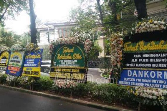 Puluhan Karangan Bunga Berjejer Panjang di Rumah Menteri Susi - JPNN.COM