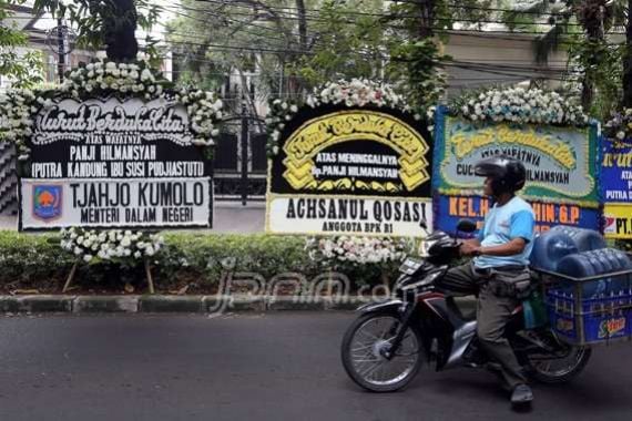 Depan Rumah Rizal Ramli Tertutup Karangan Bunga - JPNN.COM