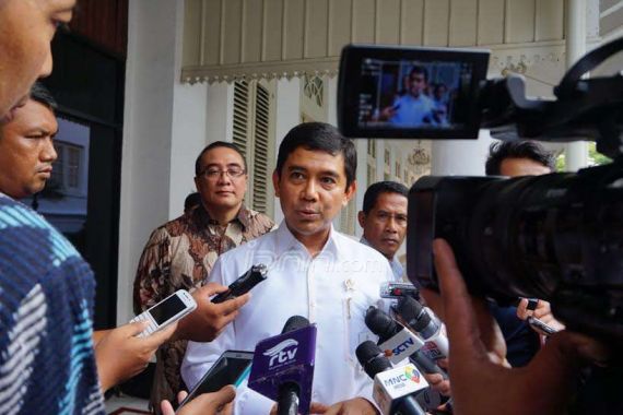 Menteri Yuddy Tegaskan Rekrutmen CPNS dari Bidan Desa PTT Gratis - JPNN.COM