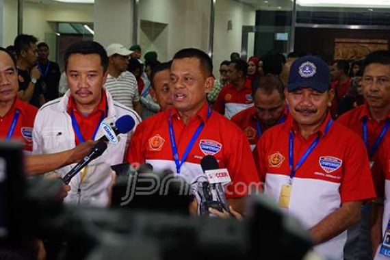 Selamat ya...Penerjun yang Tersangkut di Atap GBK Dipuji Panglima - JPNN.COM