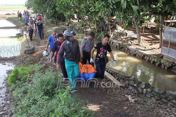 Dua Mayat Pria Bertato Ditemukan Mengambang di Saluran Irigasi - JPNN.COM
