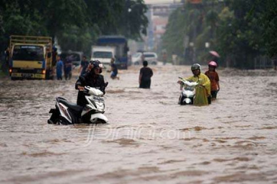 Banjir Telah Tiba! Hujan Semalaman, Tebet dan Pancoran Tergenang - JPNN.COM