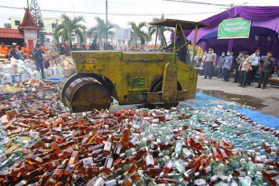 Kejari Pekanbaru Musnahkan Ribuan Botol Miras dan Rokok, Ini Fotonya... - JPNN.COM