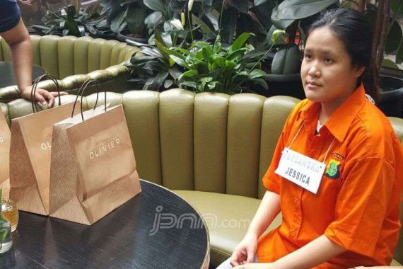 Pakai Baju Orange, Jessica Peragakan Gerak-geriknya - JPNN.COM