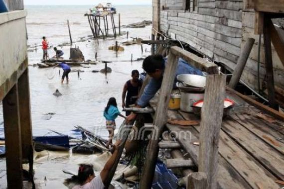 20 Rumah Hilang, 47 Rusak Dihantam Badai - JPNN.COM