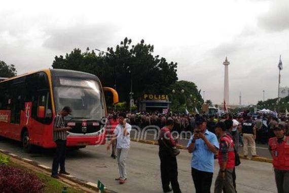 Aksi Unjuk Rasa Honorer K2, Jalan Medan Merdeka Barat Dibuat Dua Arah - JPNN.COM