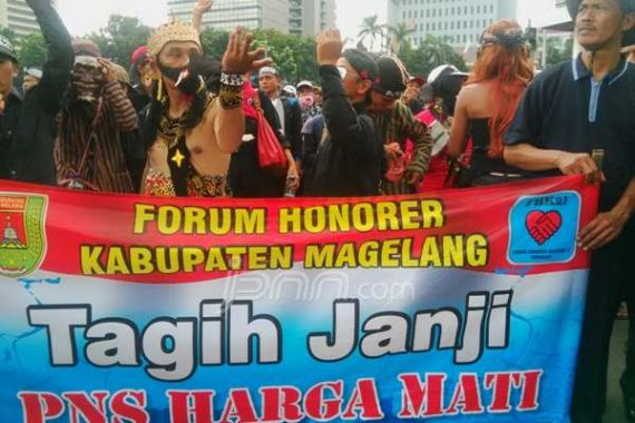 Hanoman Ikut Aksi Honorer K2 - JPNN.COM