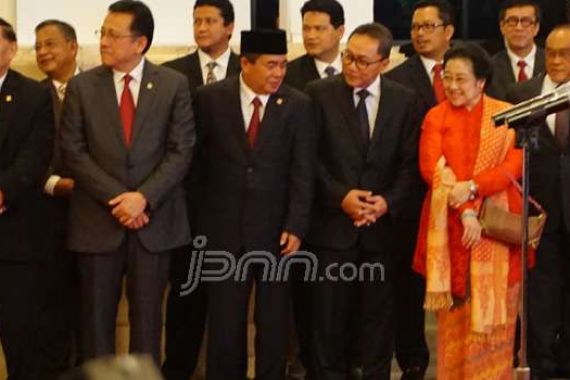 Lihat Nih Wajah Megawati saat Anak Buah Dilantik Jokowi - JPNN.COM